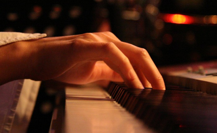 Die Hand am Klavier